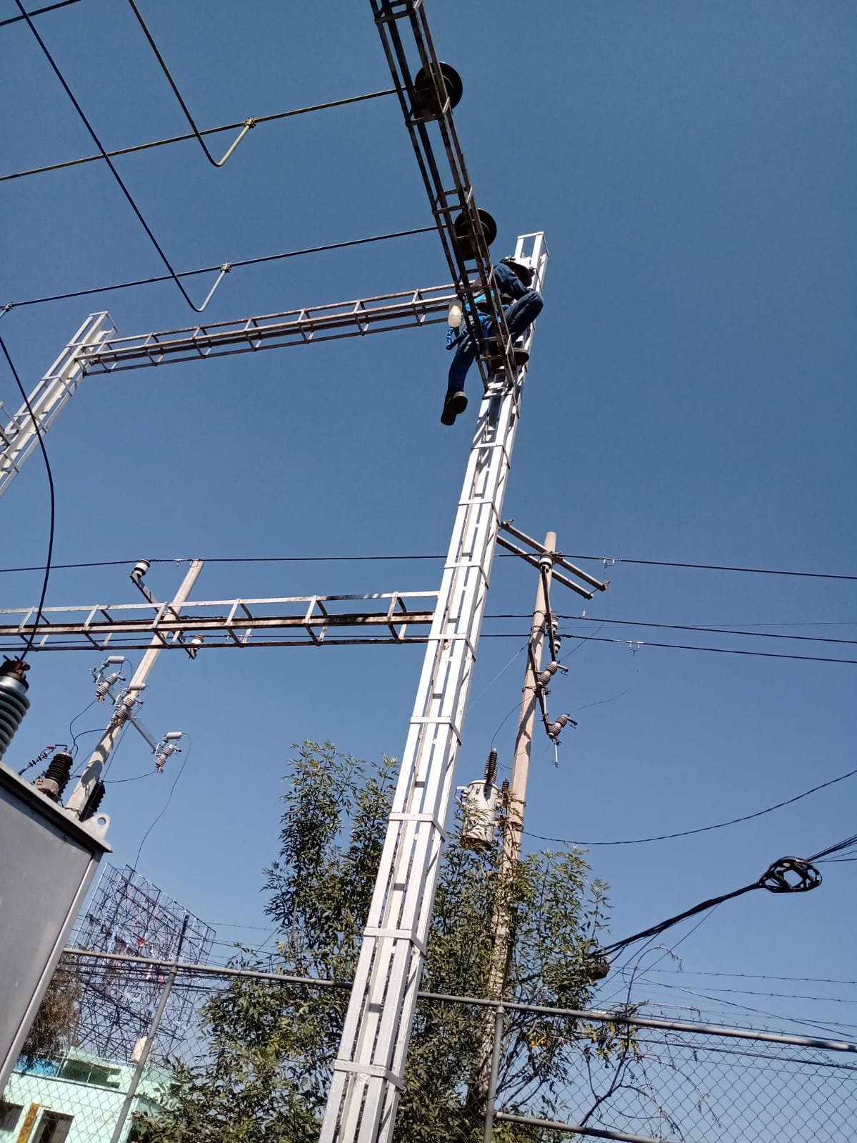 Trabajo en estructura eléctrica elevada